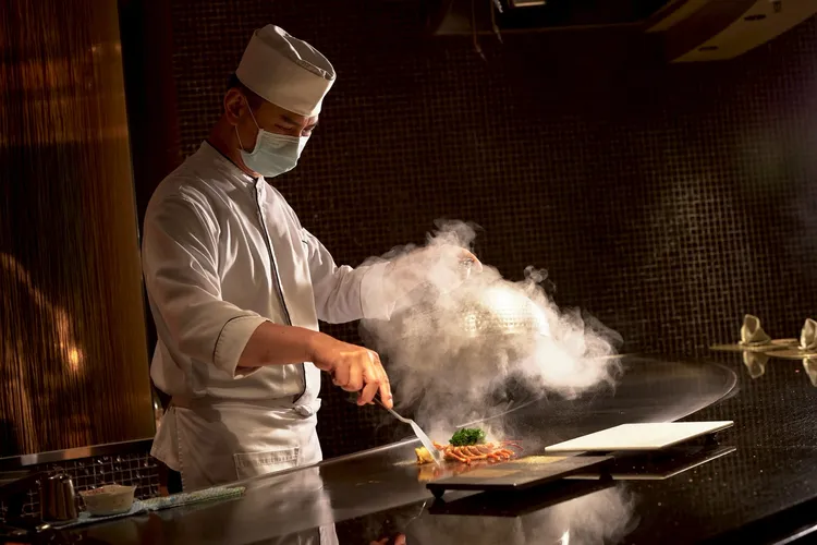 HAYASE日本料理鐵板燒午餐套餐2480元+10%起，晚餐套餐3800元+10%起。JR東日本大飯店台北提供