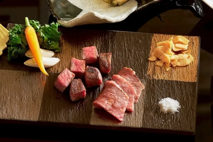 HAYASE日本料理鐵板燒「錦秋鐵火旬響」，主菜嚴選日本國產和牛肋眼搭和牛肉薄燒，肉質細膩，咀嚼時幾乎化於口中。JR東日本大飯店台北提供