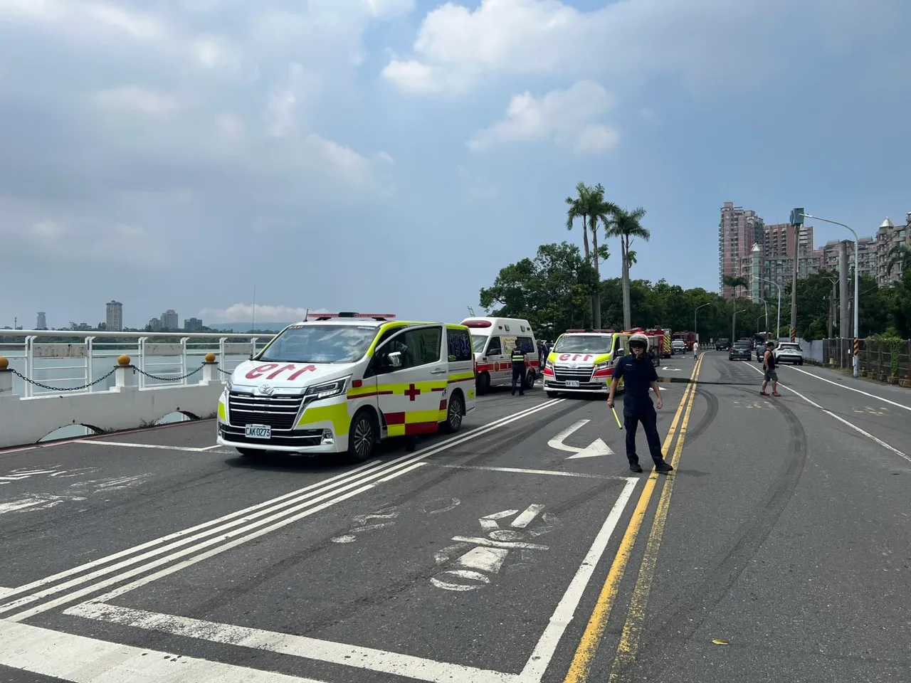 小货车转弯失控擦撞机车,造成女骑士不治、2女乘客重伤昏迷。翻摄画面