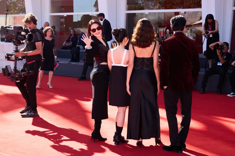 舒淇（左）以導演身份亮相威尼斯影展紅毯。甲上提供