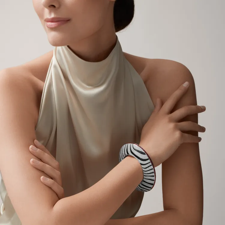 卡地亞典藏係列手環（2013年），白金、明亮式切割鑽石縞瑪瑙、石榴石。品牌提供