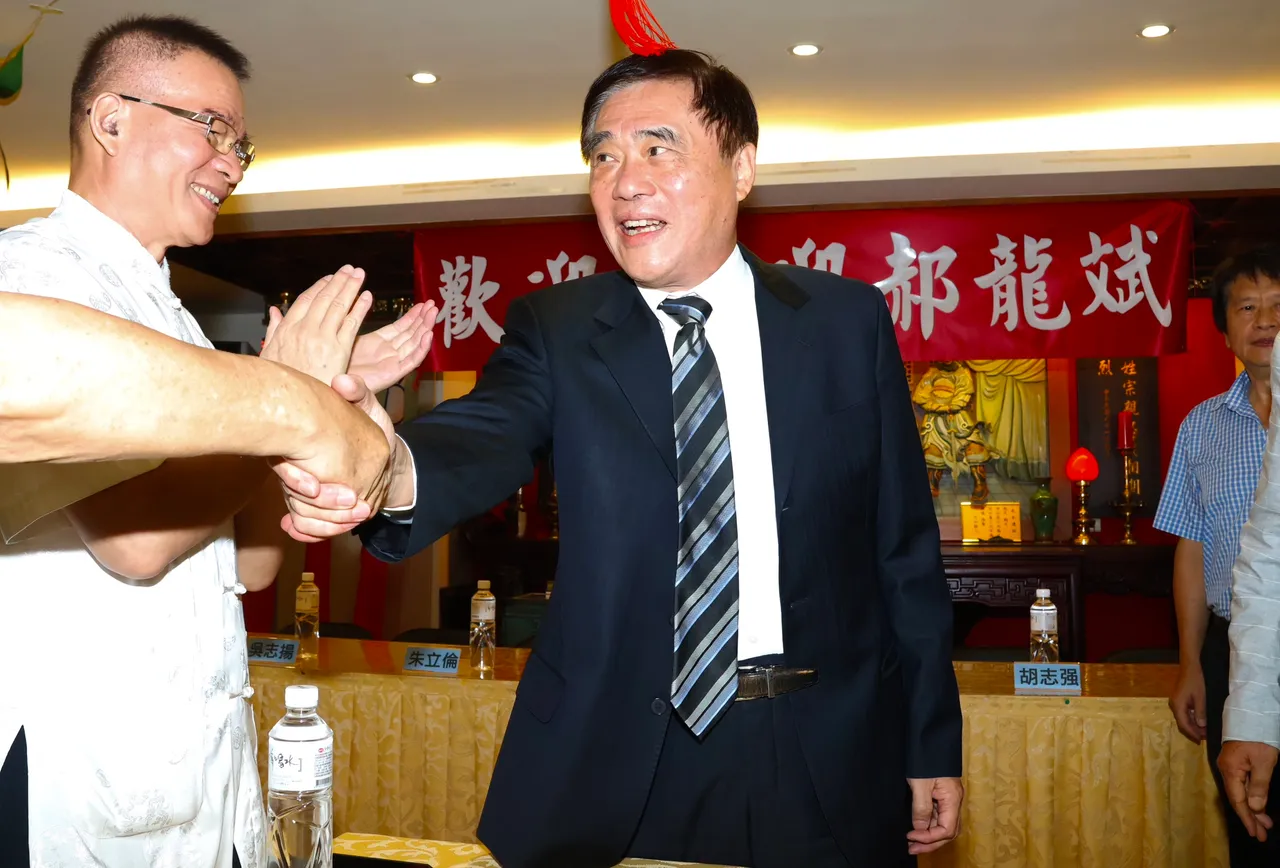 国民党主席参选人郝龙斌拜会全国公教军警消联合总会。庄宗达摄