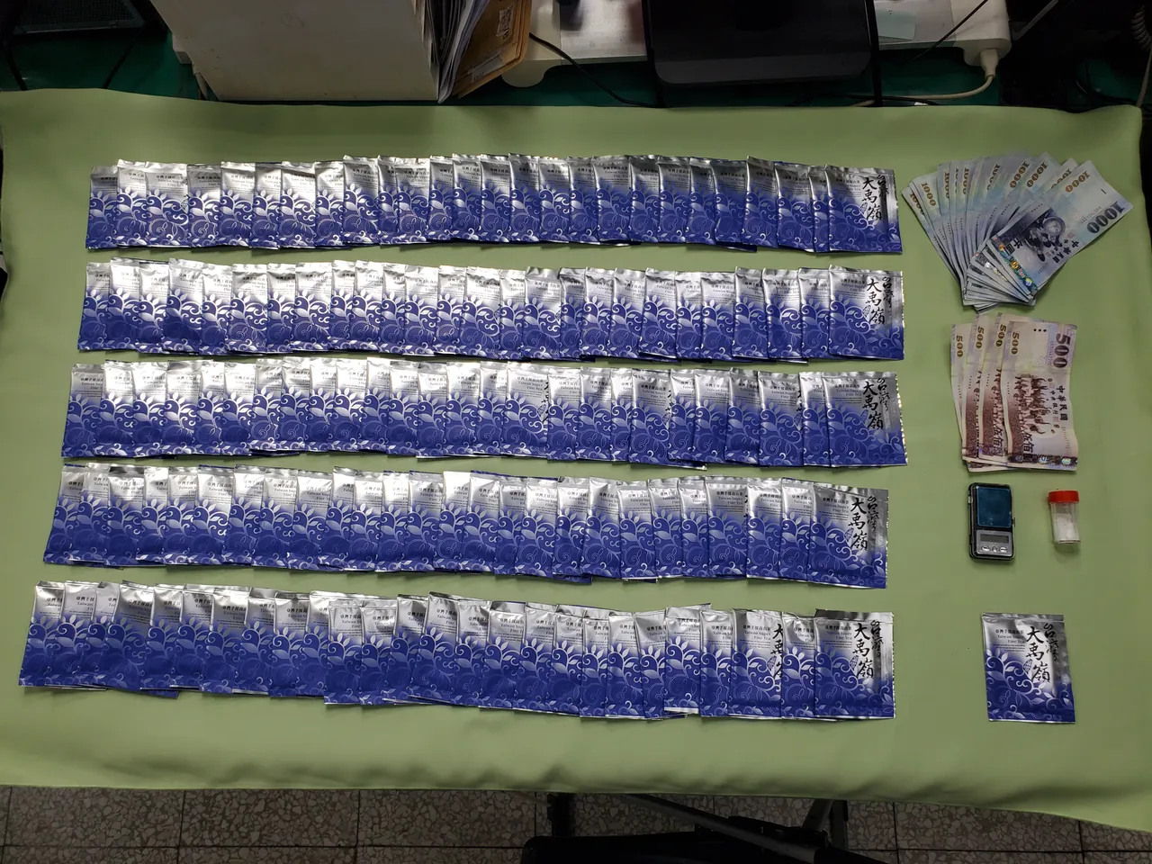 警方查获咖啡包等证物。民众提供