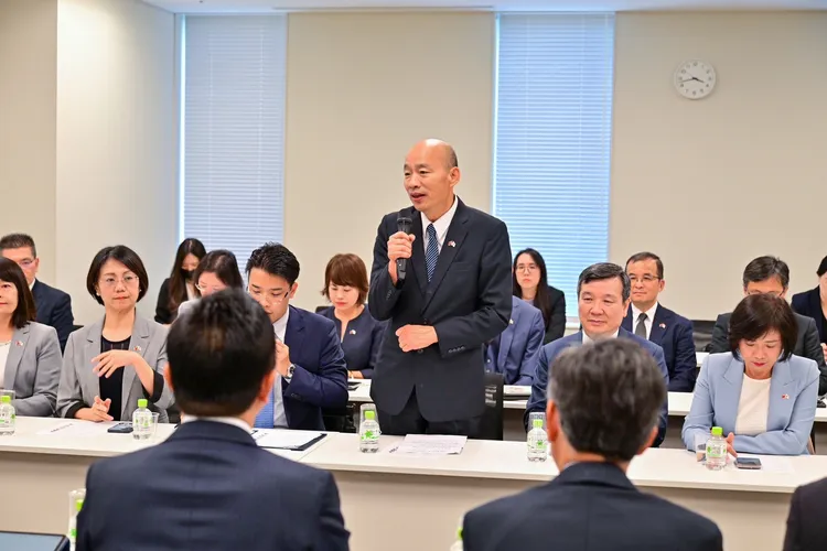 立法院長韓國瑜於日本時間9月26日下午，率領立法院跨黨派委員代表團一行11人，在駐日大使李逸洋陪同下，前往眾議院拜會「國民民主黨」黨代表玉木雄一郎。立法院提供