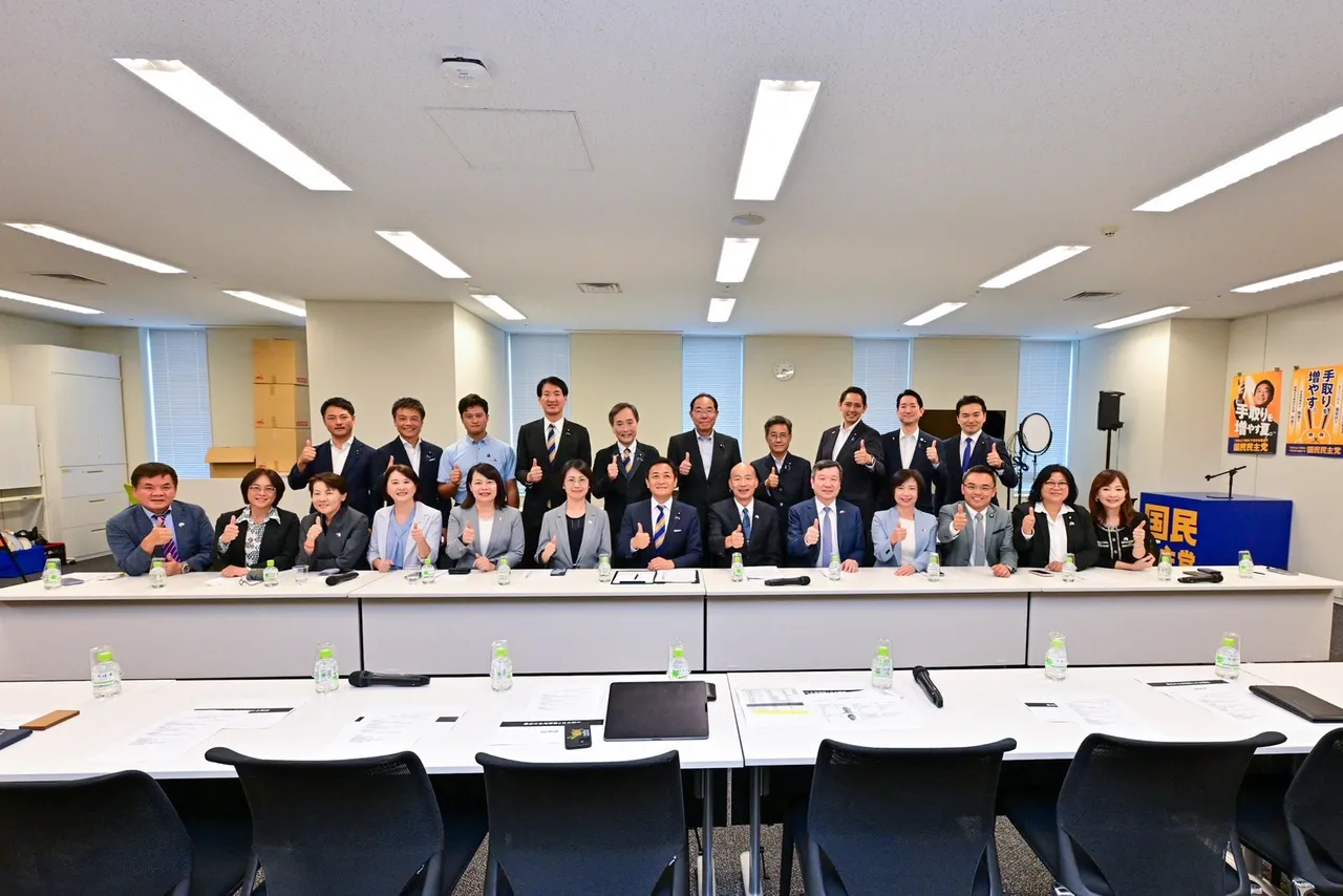 立法院长韩国瑜于日本时间9月26日下午,率领立法院跨党派委员代表团一行11人,在驻日大使李逸洋陪同下,前往众议院拜会「国民民主党」党代表玉木雄一郎。立法院提供