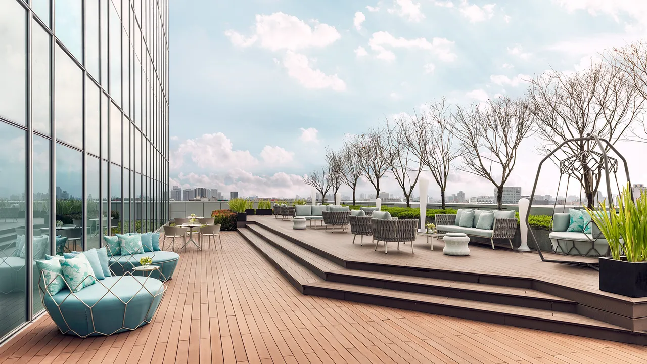 台北国泰万怡酒店14楼Drift Lounge & Bar拥有高空宽广户外空间,宾客更能与三五好友、家人欢聚谈天,一同举杯共赏皓月。台北国泰万怡酒店提供