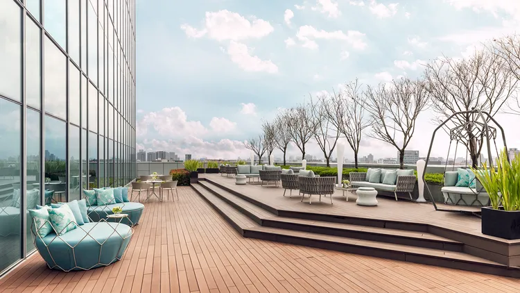 台北國泰萬怡酒店14樓Drift Lounge & Bar擁有高空寬廣戶外空間，賓客更能與三五好友、家人歡聚談天，一同舉杯共賞皓月。台北國泰萬怡酒店提供