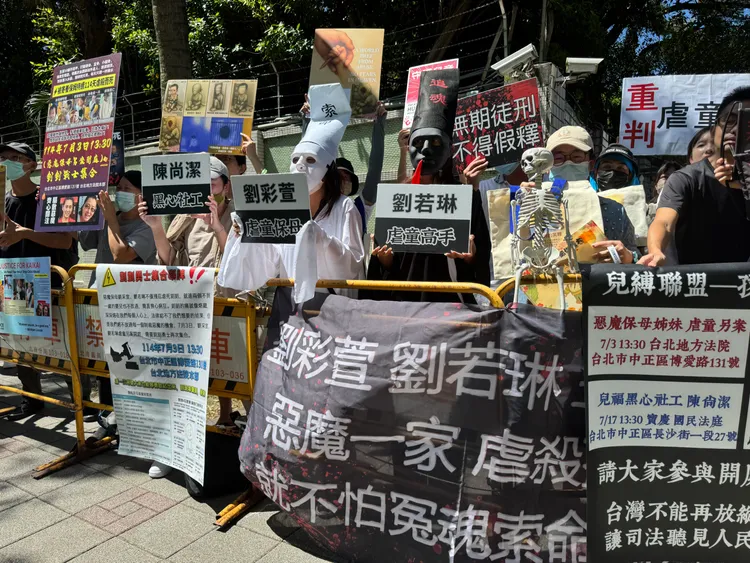 剴剴戰士在惡保母姊妹劉彩萱、劉若琳一審審理期間，每次開庭都會在法庭外集結抗議。資料照片