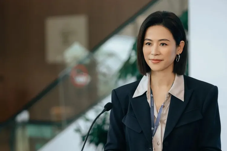 宣萱在劇中以俐落短髮亮相，展現女強人姿態。年代提供