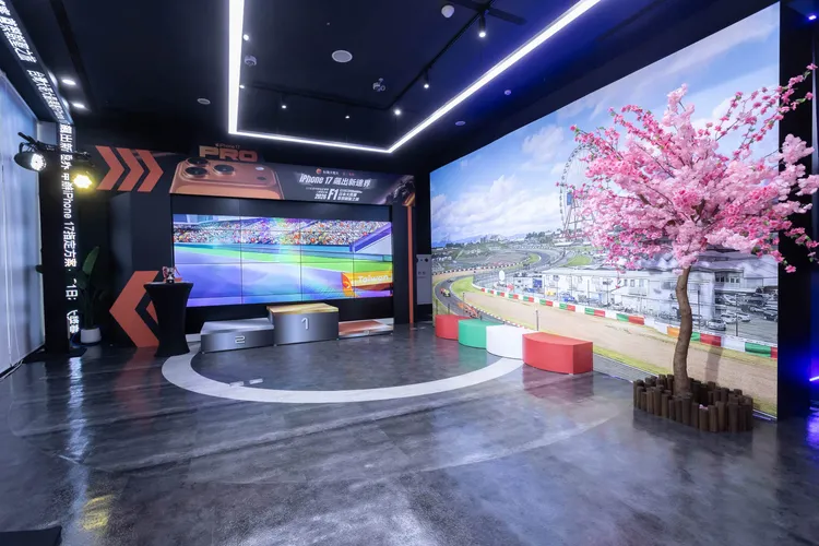 首賣會現場精心打造充滿賽車元素的F1主題氛圍。