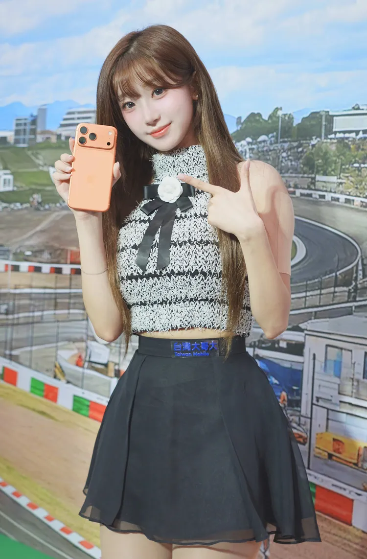 充滿貴氣的宇宙橙，讓iPhone 17看起來更「潮」，Pro機身全面改用鋁合金，更耐用耐摔；三顆 4800萬畫素相機，拍照效能超強大！