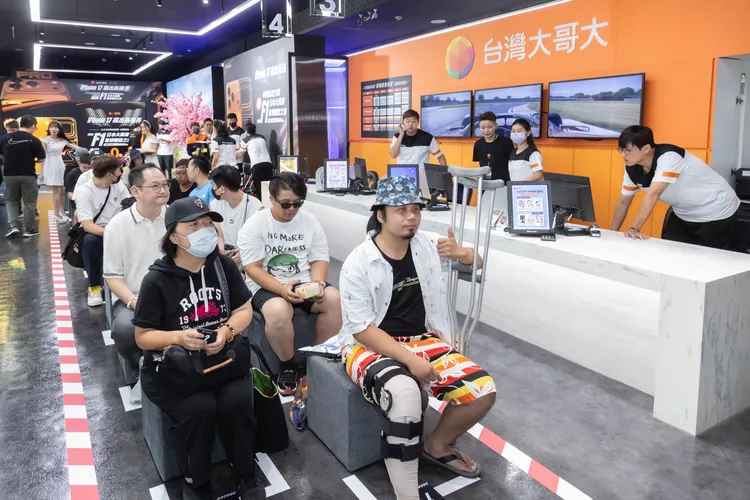 二香姐（左一）原以為已經很早來排隊，想不到還是輸給頭香哥，誓言下次一定搶到頭香！