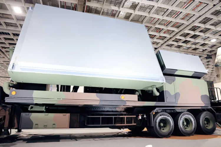 中科院自行研發最新一代主動式相列強弓雷達，採用全固態模組之主動電子掃描陣列天線，提供對戰術彈道飛彈目標更高更遠的偵追性能，可搭配弓三及愛三飛彈執行協同作戰，強化區域防空整合能力。李俊毅攝
