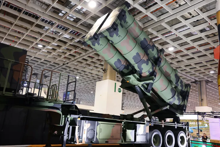 「強弓飛彈」系統與強弓飛彈發射車。李俊毅攝