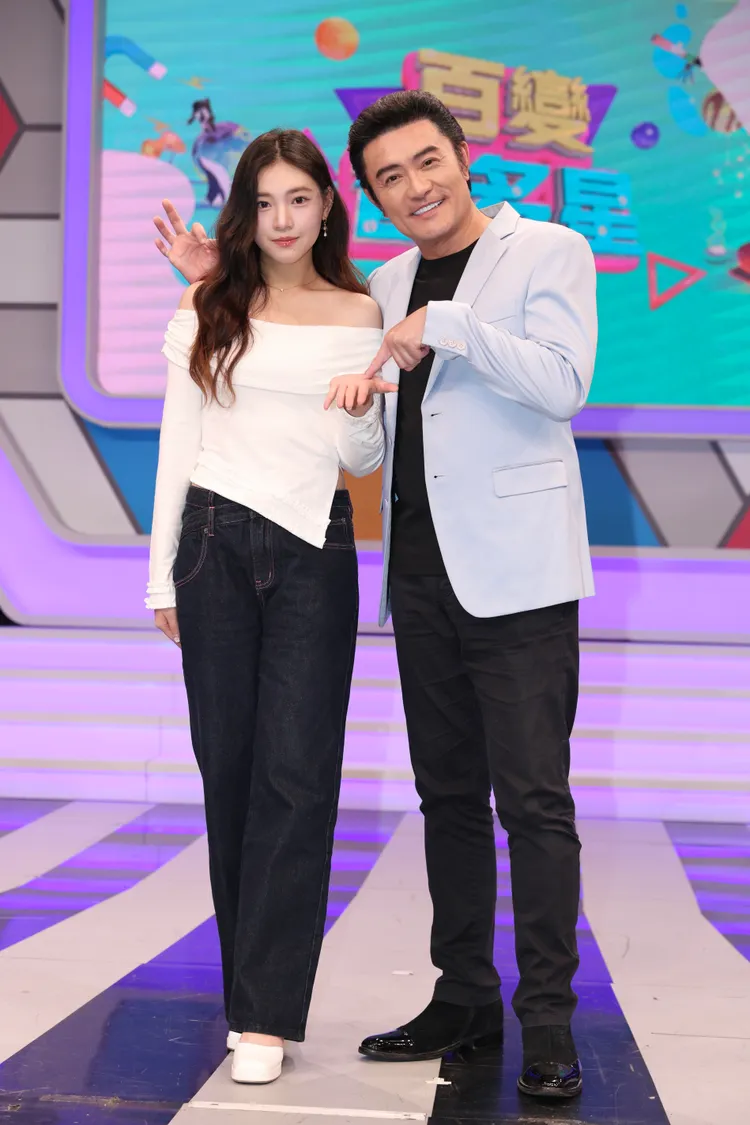 李㼈（右）帶女兒李紫嫣錄影。彭欣偉攝