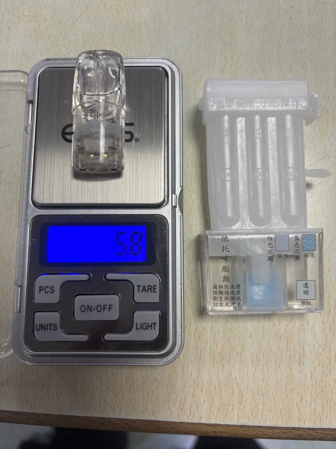 自小客自撞灯杆,驾驶身上查出毒品。翻摄画面