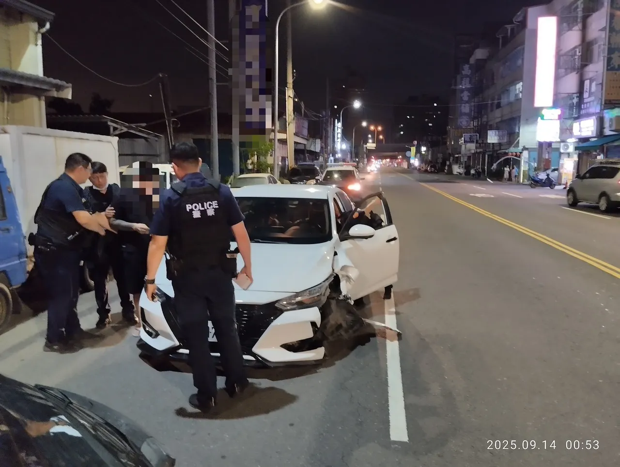 自小客自撞灯杆,驾驶身上查出毒品。翻摄画面