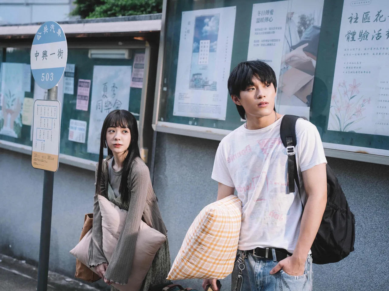 《別說再見》MV 延伸歌曲氛圍,打造濃厚的 2000 年代復古校園感。華納音樂提供