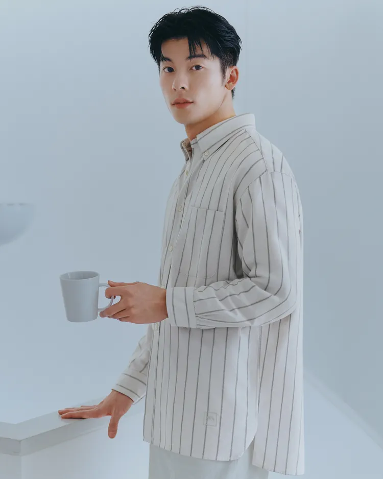 許光漢以牛津襯衫搭配同色調的寬版直筒牛仔褲，化身清爽男神。品牌提供