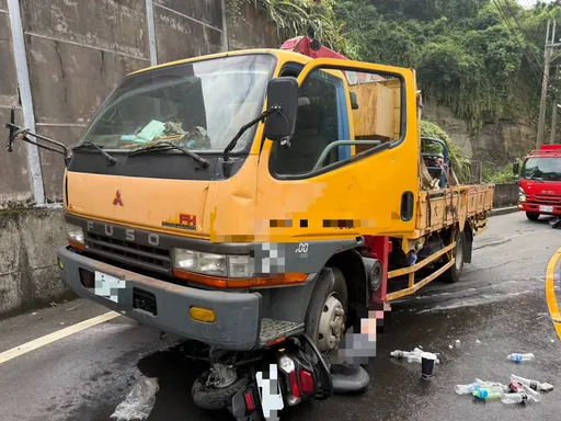 疑山道过弯打滑 机车「塞」车头还火烧车 骑士重伤送医