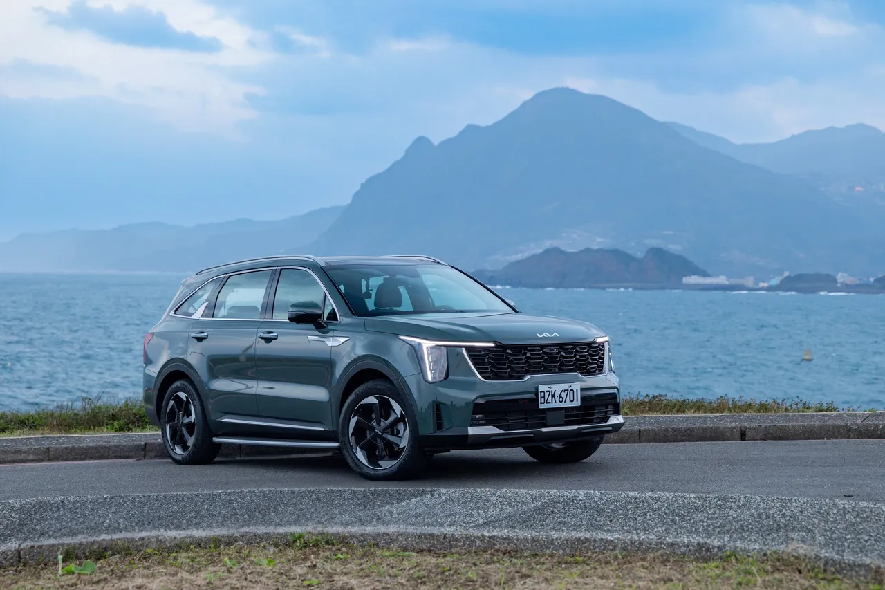 Kia Sorento提供Turbo-Hybrid搭載1.6L渦輪油電動力,以及柴油動力車型搭載2.2L渦輪柴油引擎兩種選擇。業者提供