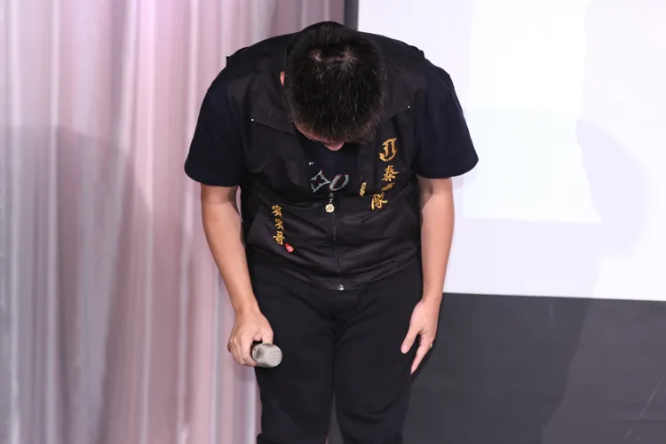 賓賓哥鞠躬道歉。彭欣偉攝