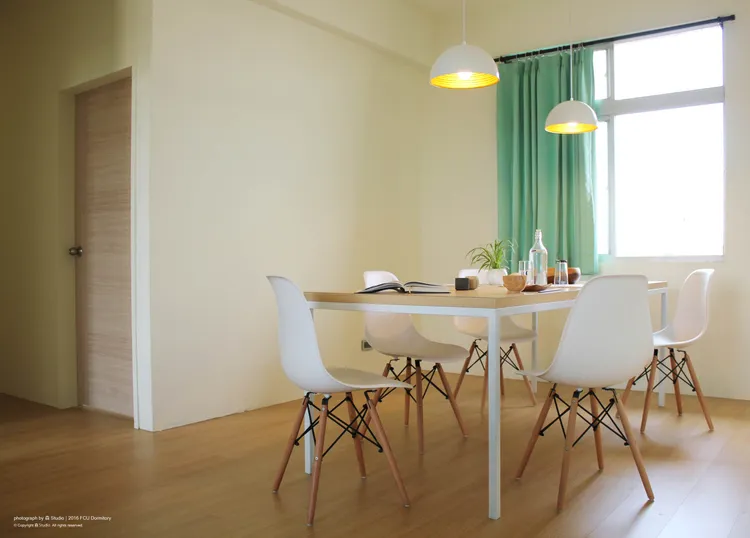 大學宿舍家庭房中，餐桌椅都附給學生使用。翻攝自逢甲大學網站