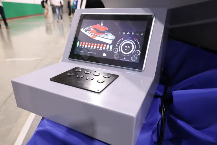 「愛爾麗5號」救難船遙控設備。彭欣偉攝影