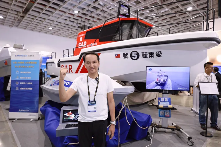 愛爾麗集團總裁常如山與「愛爾麗5號」救生船。彭欣偉攝