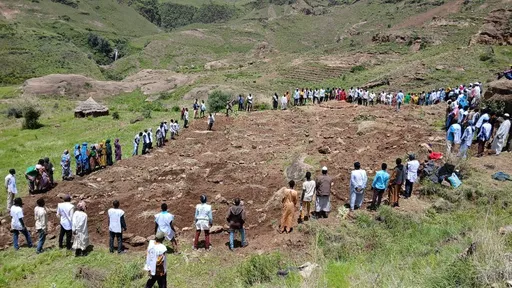 苏丹村落毁灭性山崩死亡人数恐破千 惨!村民无器械徒手挖掘救亲人