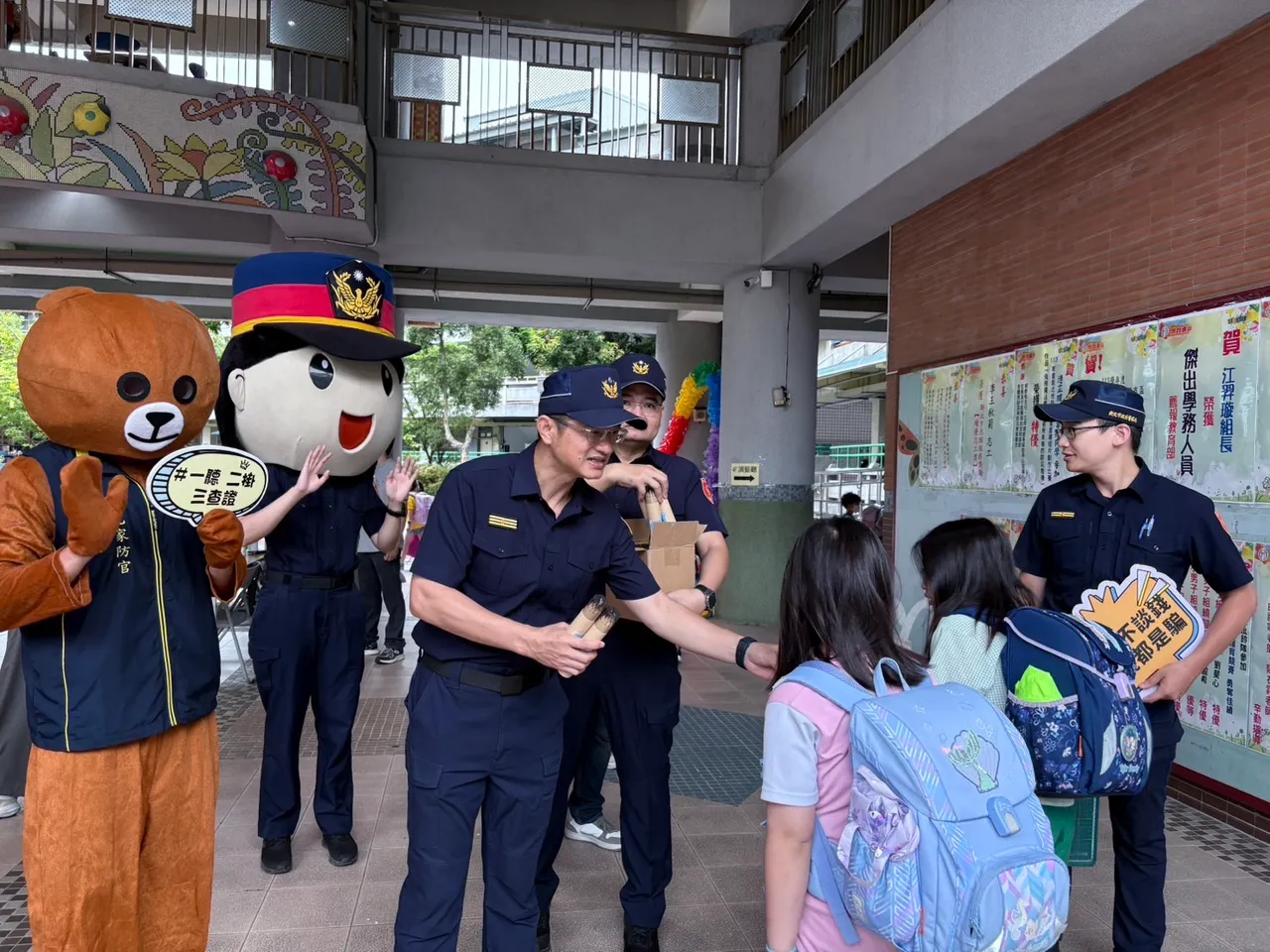 新庄分局长于思贤国小进行护童专案。警方提供
