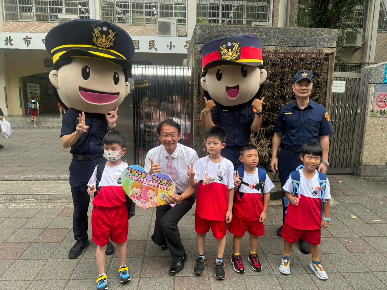可爱的男女警察大头娃娃相当吸睛,马上掳获小朋友们的心,上学变成一件开心的事。警方提供
