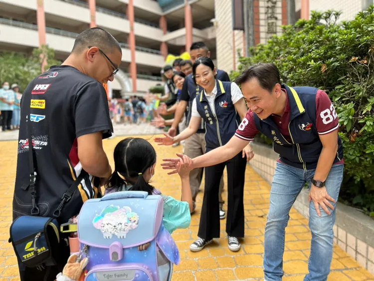 婦幼隊長至光復國小親切向朋友問候，以確保交通順暢及維護學童上放學安全。警方提供