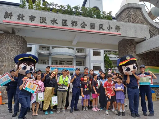 开学首日!新北百警站岗小学路口化身「守护天使」 偕同民力共筑爱心护学路