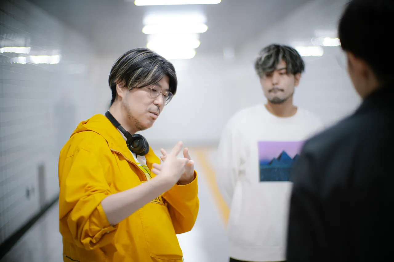 《8號出口》由川村元氣(左)執導,曾合作知名導演是枝裕和、新海誠。壹壹喜喜電影股份有限公司提供