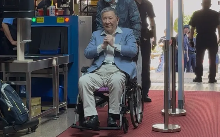 沈慶京今日坐著輪椅出庭，見到媒體微笑致意。謝亞庭攝