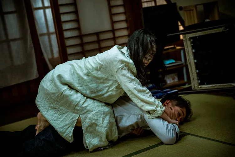 楊祐寧遭孕妻蔡思韵壓制在地。天予電影提供