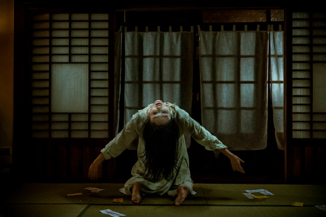 蔡思韵癫狂下腰90度撑5分钟不靠替身,如「大法师」惊悚再现。天予电影提供