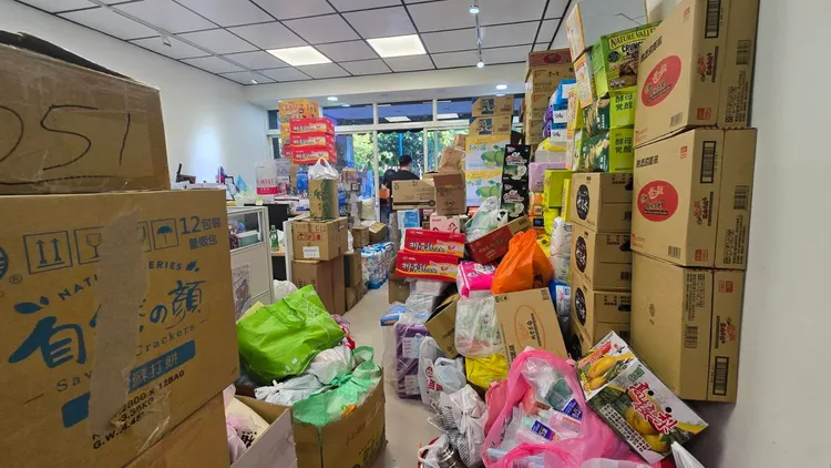 服務處堆滿民生物資。翻攝陳世軒臉書