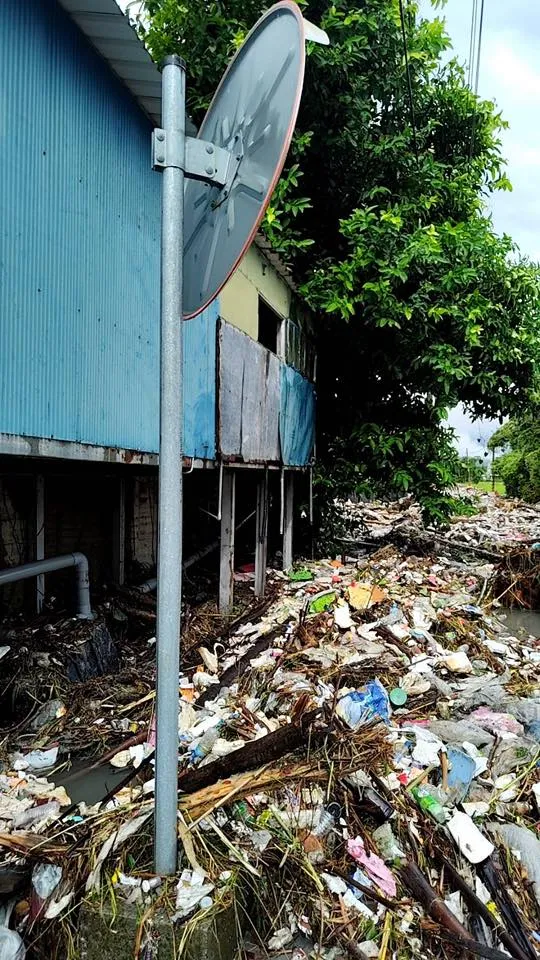 光復鄉鄉民指家門口堆滿垃圾，崩潰求援。翻攝自臉書社團「花蓮同鄉會」