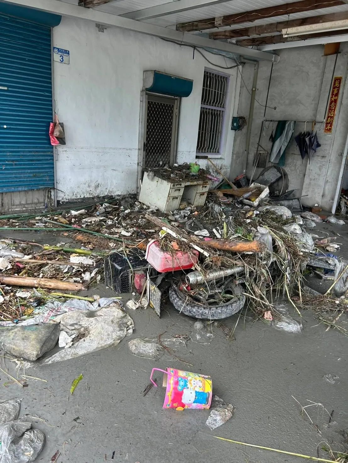 光復鄉鄉民指家門口堆滿垃圾,崩潰求援。翻攝自臉書社團「花蓮同鄉會」
