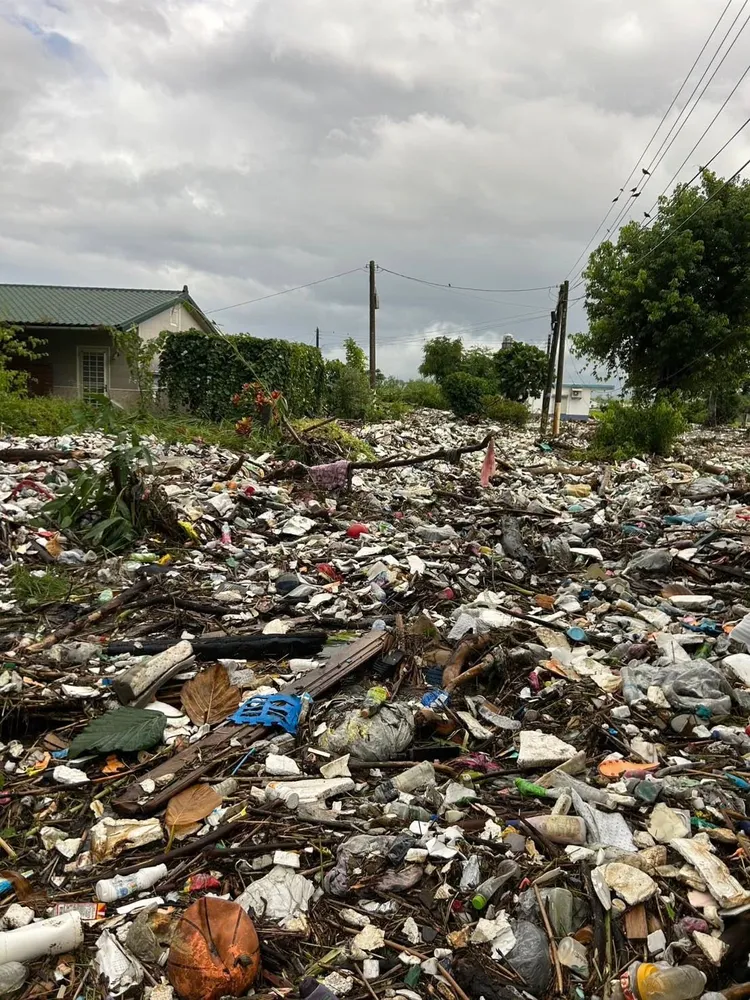 光復鄉鄉民指家門口堆滿垃圾，崩潰求援。翻攝自臉書社團「花蓮同鄉會」