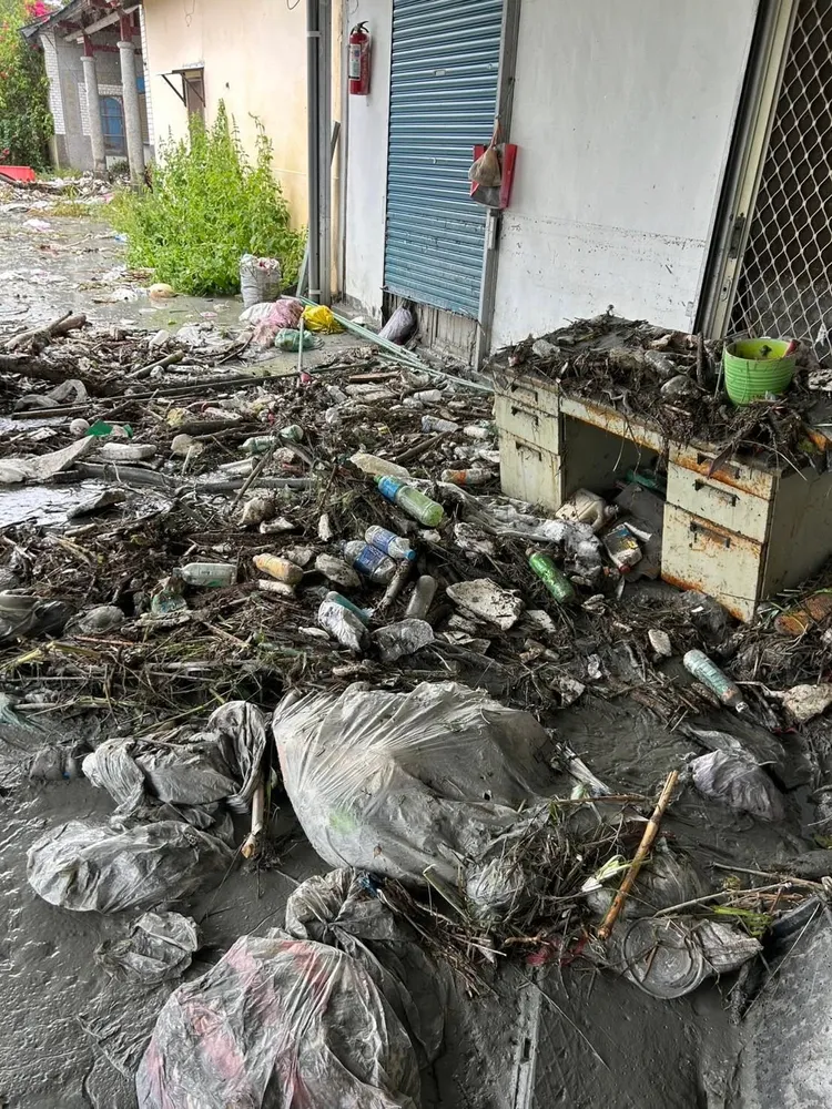 光復鄉鄉民指家門口堆滿垃圾，崩潰求援。翻攝自臉書社團「花蓮同鄉會」