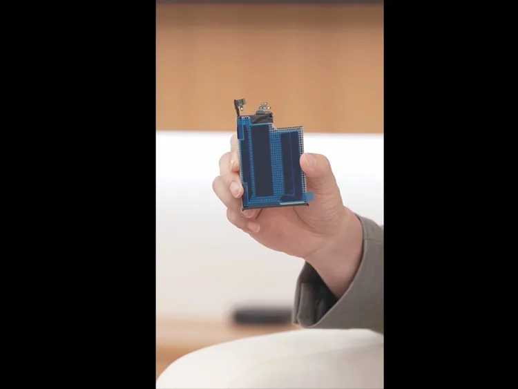 小米17 Ultra首度導入全新L型電池結構，強調在保留背面互動螢幕的同時，電池容量不減反增。盧偉冰微博