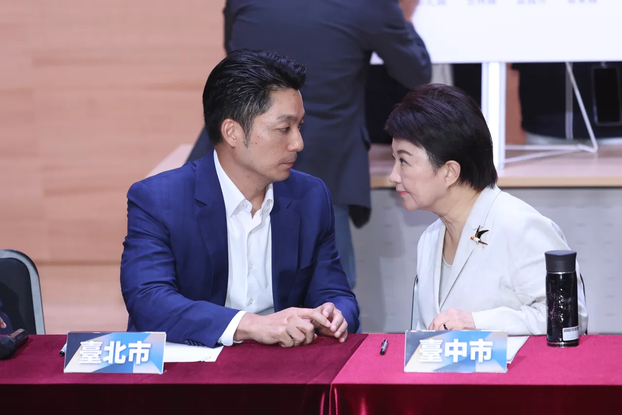 卢秀燕(右)日前领衔蒋万案(左)在内,蓝白执政的县市首长,召开「十五县市站出来!捍卫地方补助」记者会 。彭欣伟摄