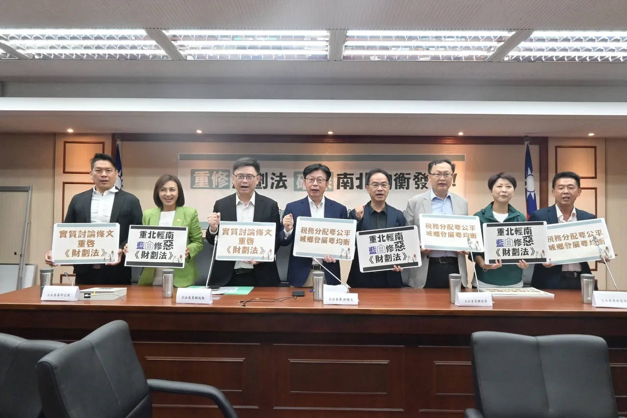 郭国文(左4)等中南部立委认为,行政院、各个关心《财划法》的立委,都应该尽快提出草案。郭国文办公室提供