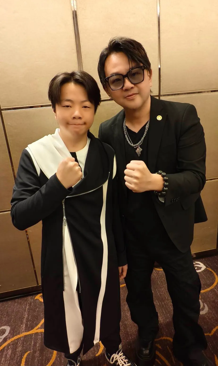 苏震洋找来儿子Danny一同拍摄MV。彩星娱乐提供