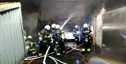 北市内湖木造建筑大火 消防局80人灌救中!
