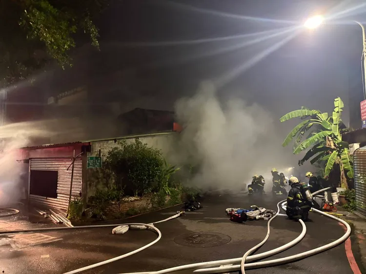 消防人員到場撲滅火勢。翻攝畫面