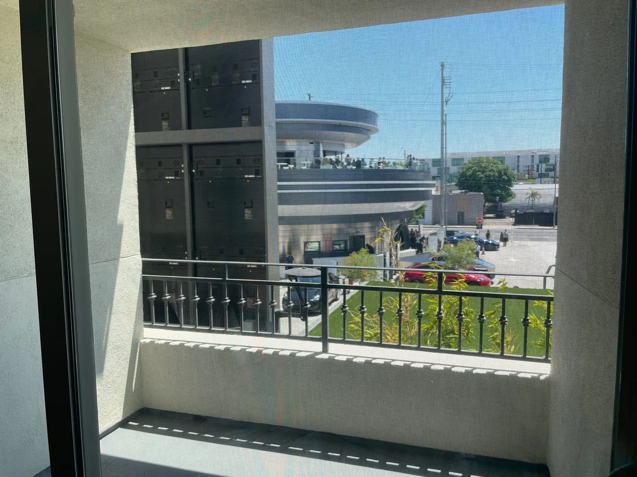 附近住户上网大骂特斯拉餐厅带来的噪音和混乱。翻摄自404media